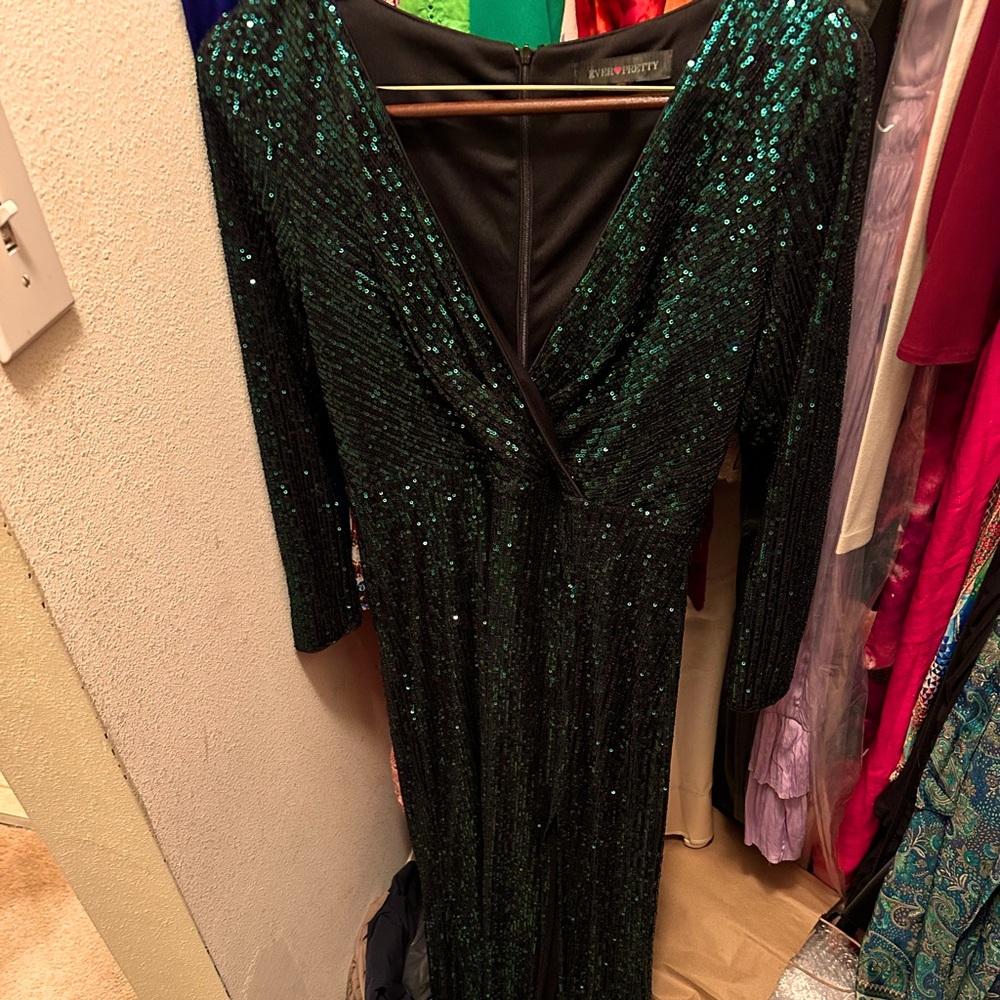 GORGEOUS KELLY GREEN SEQUINED GOWN SIZE 12